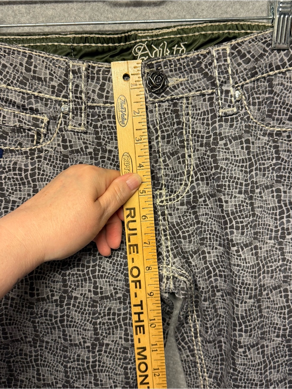 Adiktd Jeans Size 4/32 Short Straight Leg Rhinestone Pockets Snake Pattern Gray - Picture 8 of 11